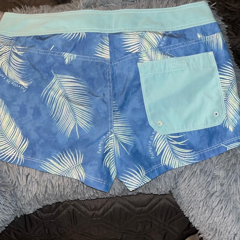 American Eagle size 10 inspired by the show Outer Banks limited edition perfect